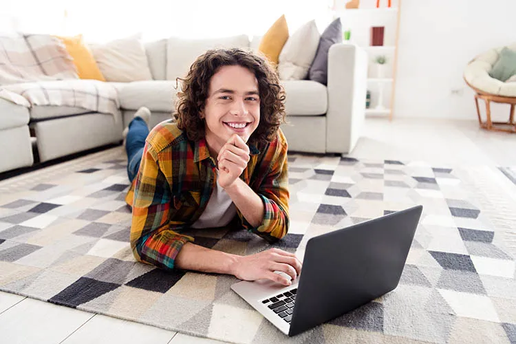 Joven frente al computador