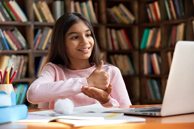 Niña aprendiendo frente a su computadora