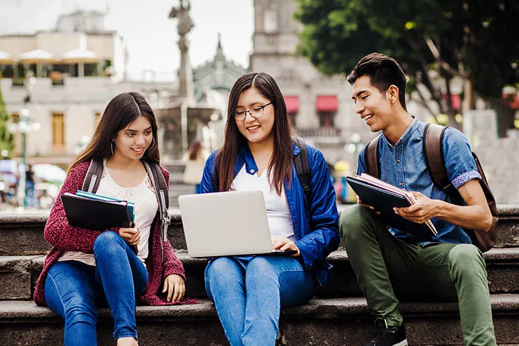 Jóvenes estudiando