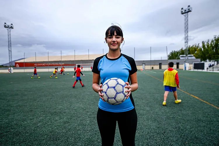 Joven con balón de futbol