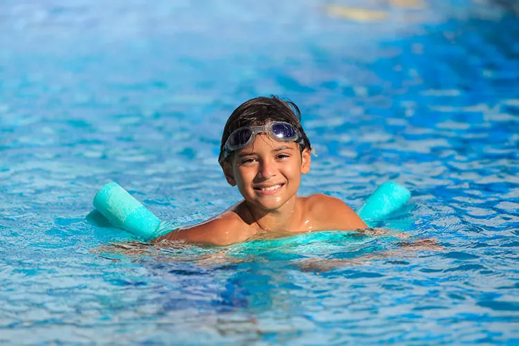 Niño en clase de natación