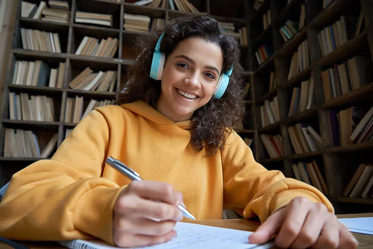 Mujer estudiando y sonriendo