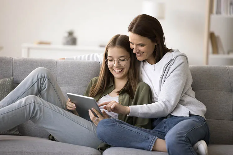 Madre e hija con su tablet