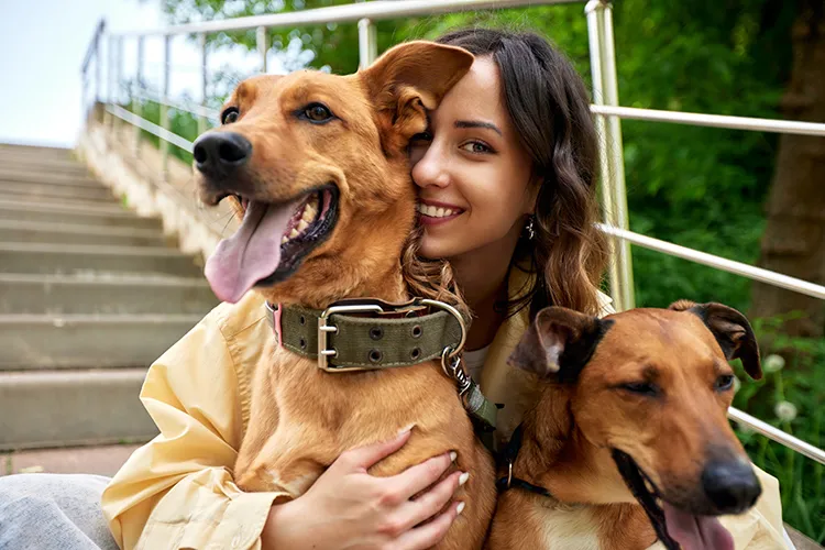 Mujer feliz con sus perros