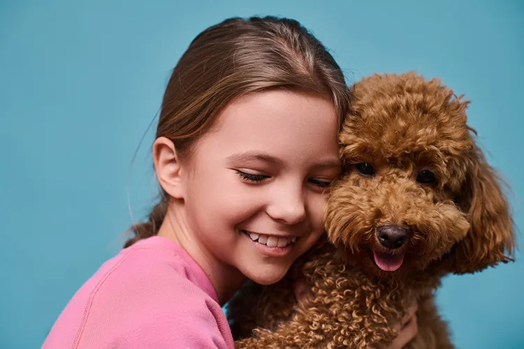 Niña con su mascota