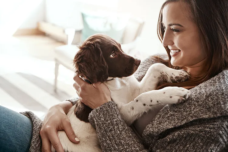 Mujer sonriendo con su perro