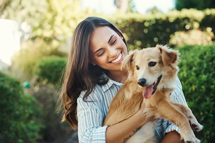 Mujer sonriendo con su perro