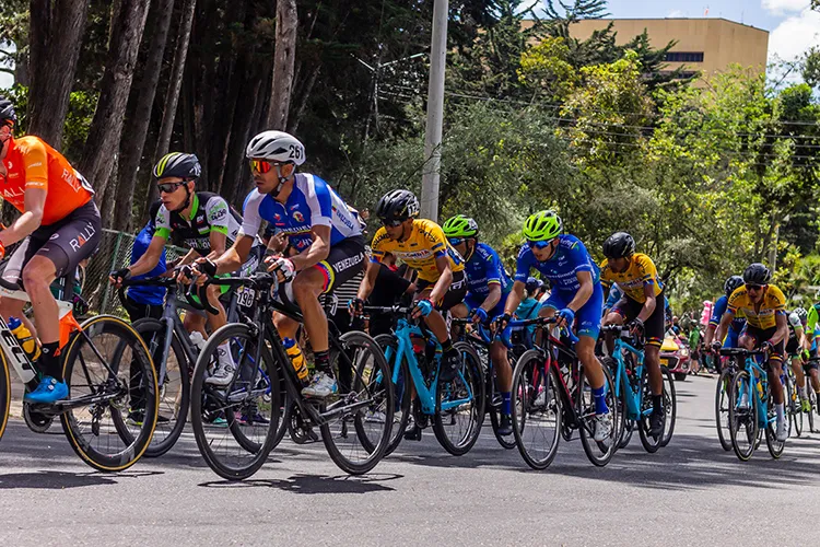 Personas en competencia de ciclismo