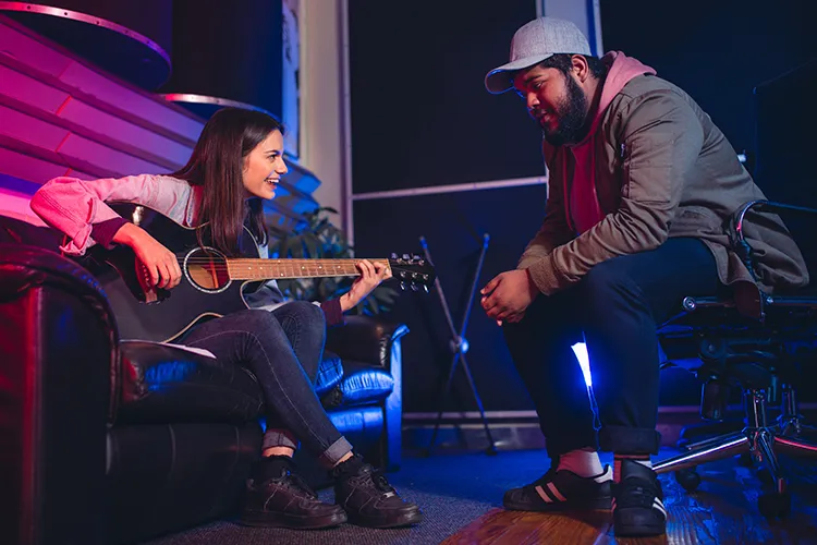 Personas en clases de guitarra