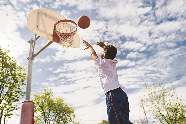 Niño jugando baloncesto