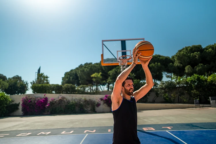 Hombre jugando baloncesto