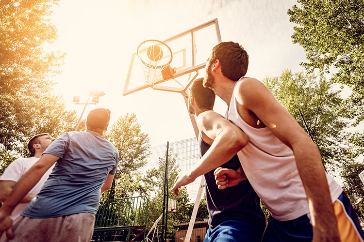 Personas jugando baloncesto