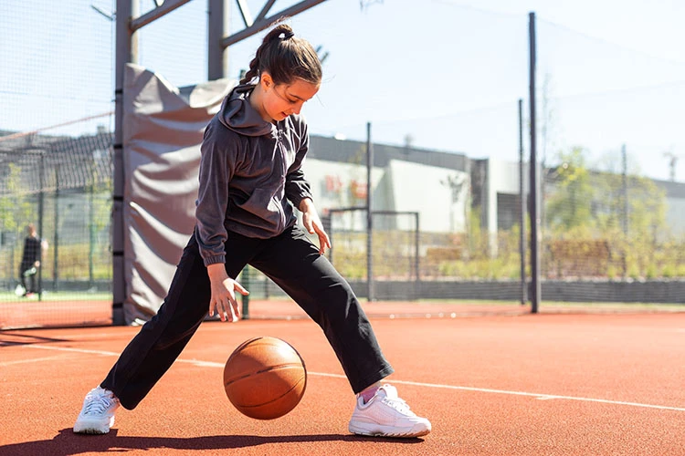 Niña jugando baloncesto