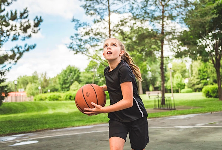 Niña jugando baloncesto