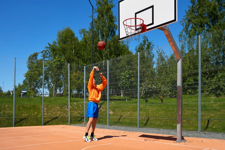 Hombre jugando en cancha de baloncesto