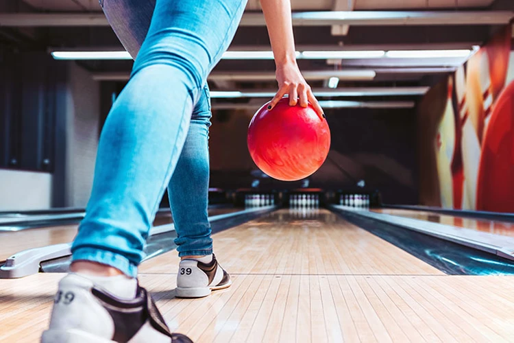 Mujer jugando bolos