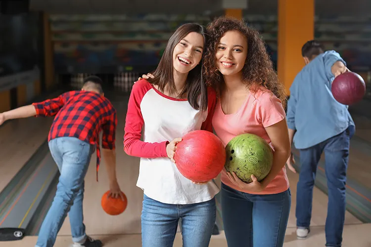 Mujeres jugando bolos