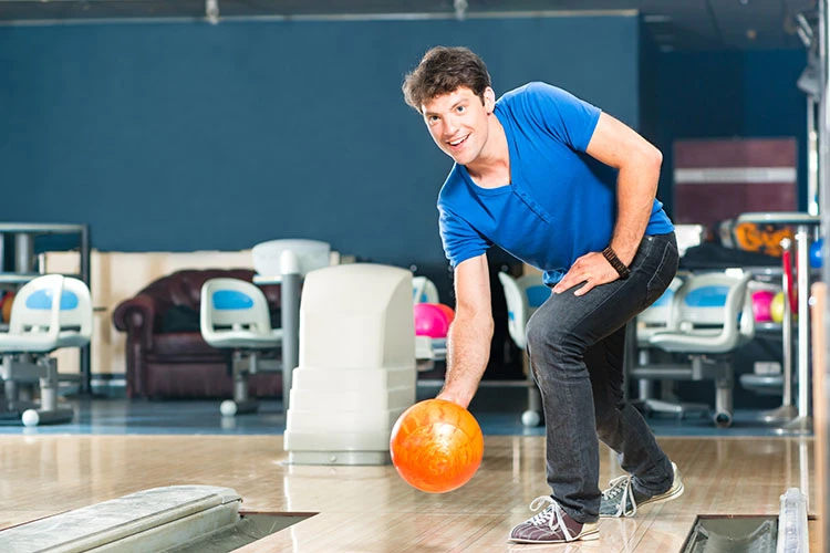 Hombre jugando bolos