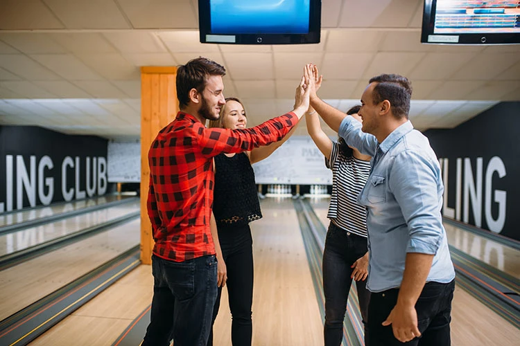 Personas reunidas jugando bolos