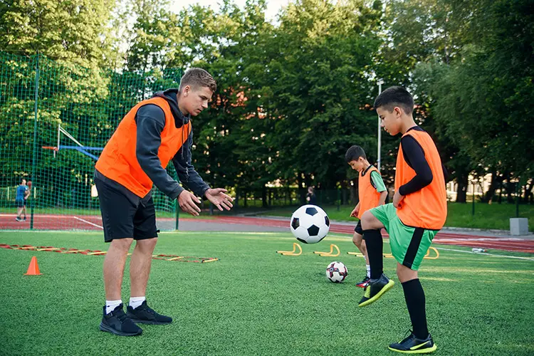 Niño en clases de futbol