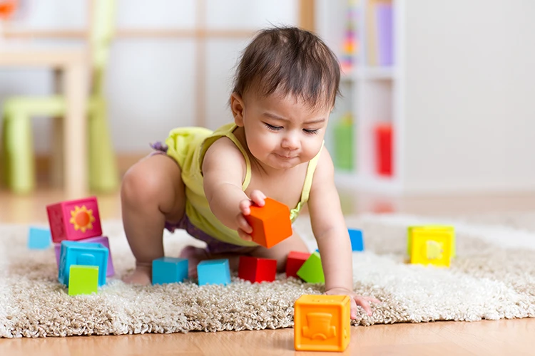 Bebe jugando con legos