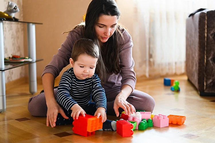 Bebe y madre jugando con legos