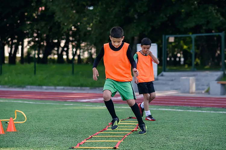 Niños en clases de futbol