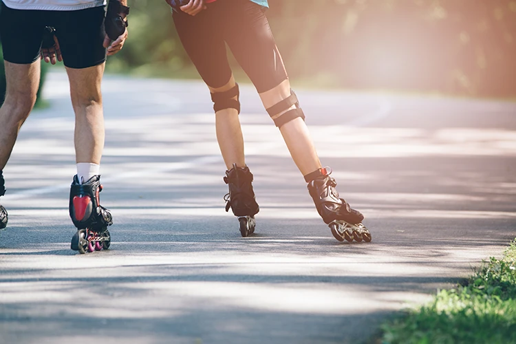 Personas patinando