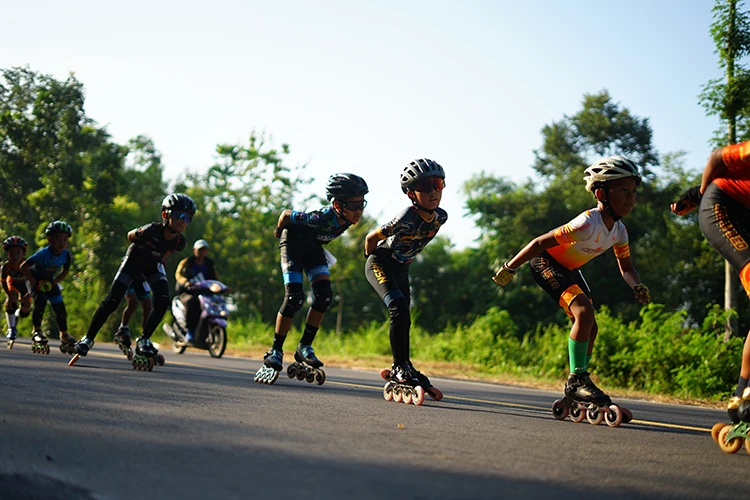 Niños en clases de patinaje