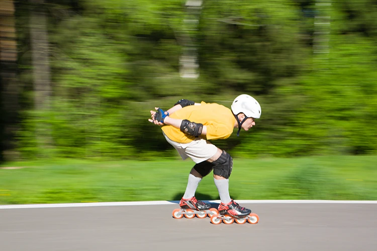 Hombre compitiendo en patinaje