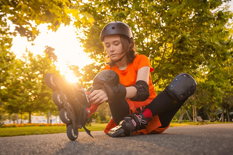 Niña colocándose patines