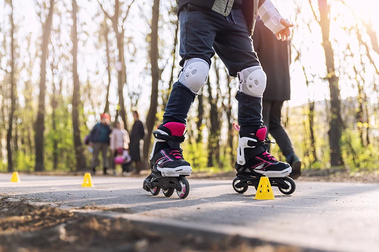 Niño aprendiendo a patinar