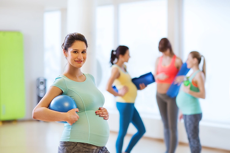 Mujer embarazada haciendo ejercicio