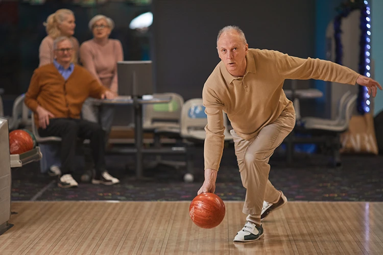 Personas de la tercera edad jugando bolos