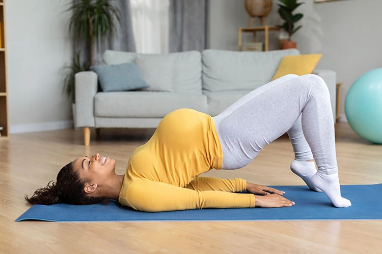 Mujer embarazada haciendo yoga