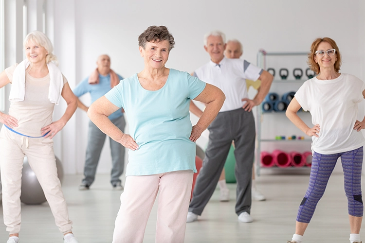 Clase de rumba para adultos de la tercera edad