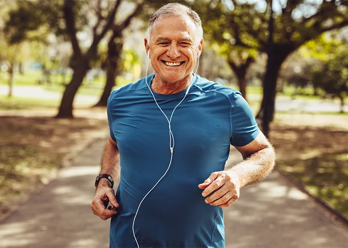 Persona de tercera edad corriendo