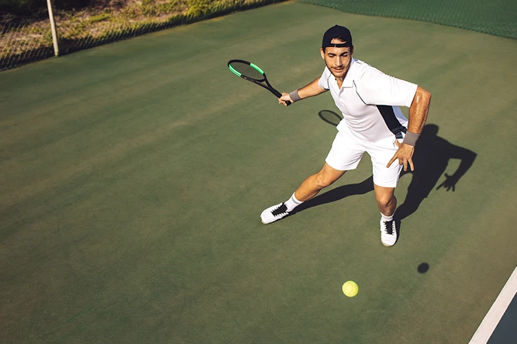 Persona jugando tenis de campo