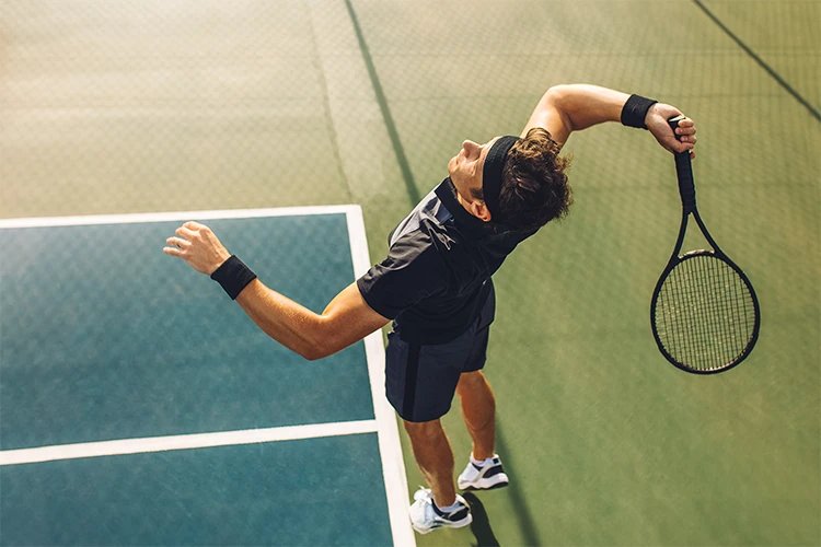 Persona jugando tenis de campo