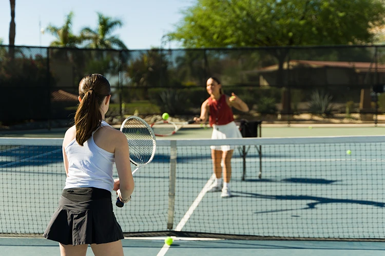 Mujeres jugando tenis de campo