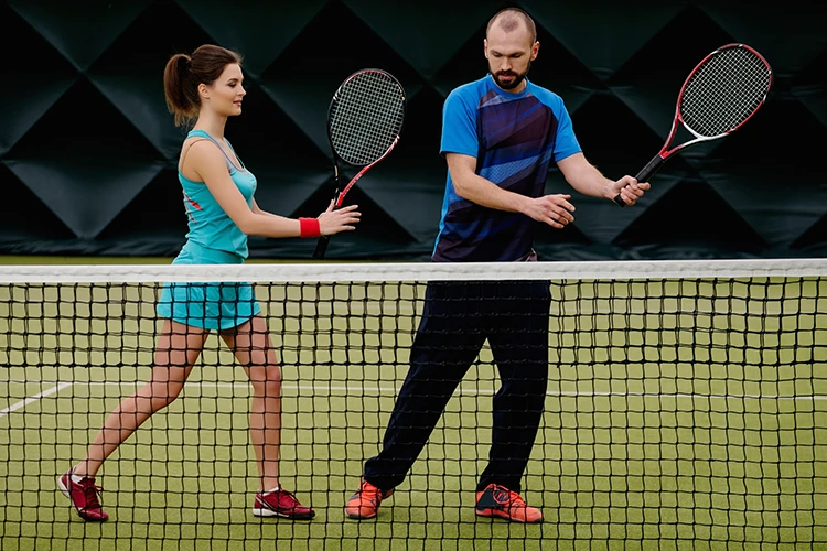 Persona aprendiendo tenis de campo