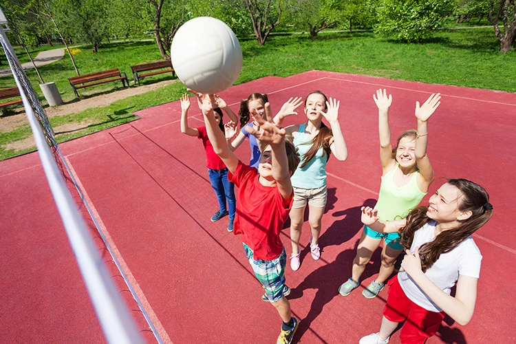 Niños jugando voleibol