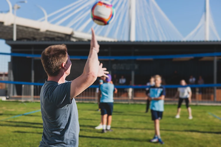 Personas jugando voleibol en Colsubsidio