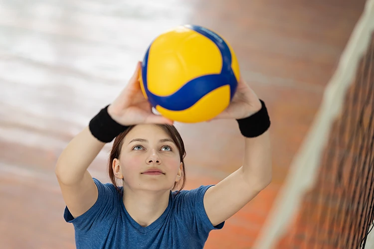 Joven jugando voleibol