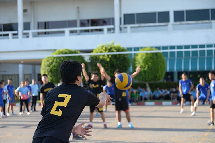 Personas en cancha de voleibol Colsubsidio