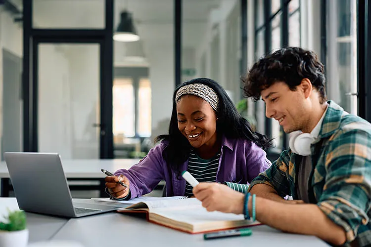 Personas sonriendo estudiando