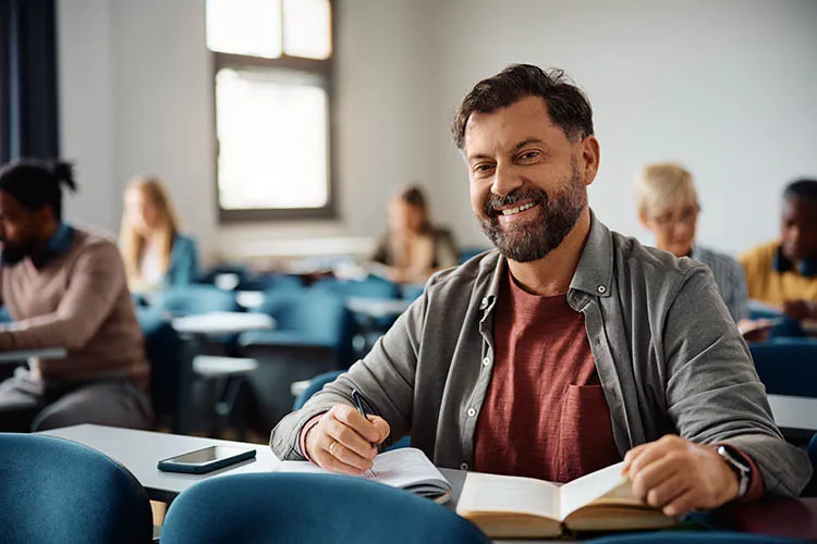 Hombre en clase