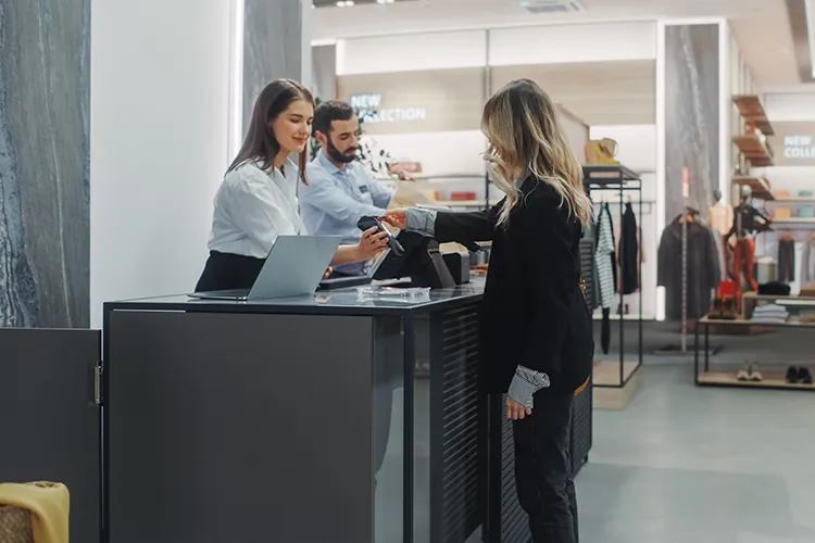 Personas pagando en el cajero