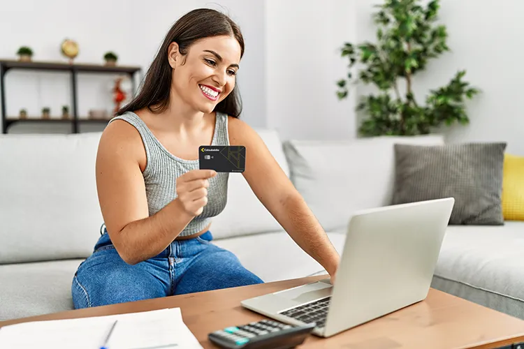 Mujer pagando virtualmente con tarjeta Colsubsidio