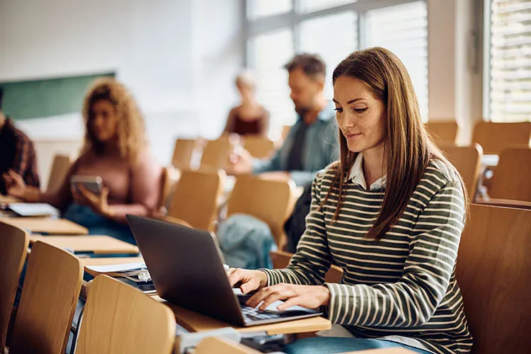 Mujer estudiando con su computador